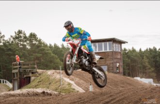 Motocross, fliegen mit dem Motorrad