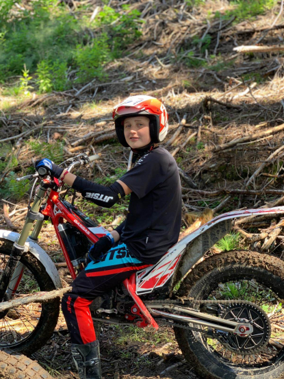 der 10-jährige Marco Laure stehend