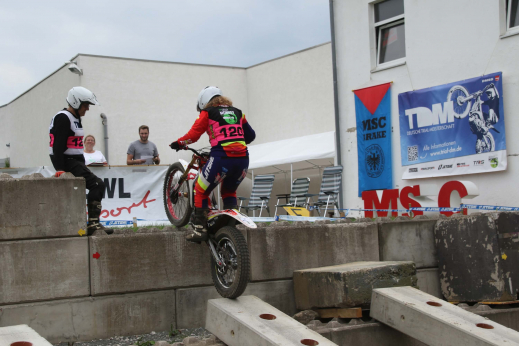 Linda Weber an Betonhindernis