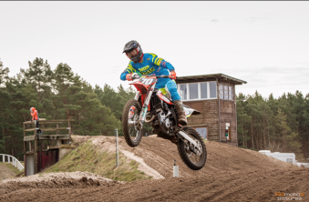 Motocross, fliegen mit dem Motorrad